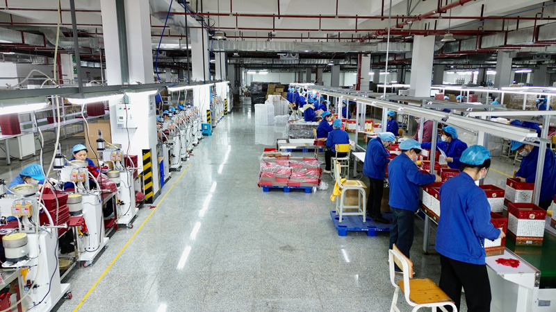 申仁包裝印務有限責任公司工人趕制訂單忙。