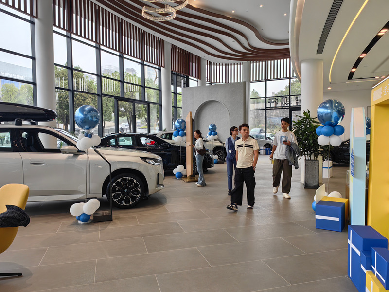 仁懷寶翔行汽車銷售服務有限公司門店內顧客正在看車。