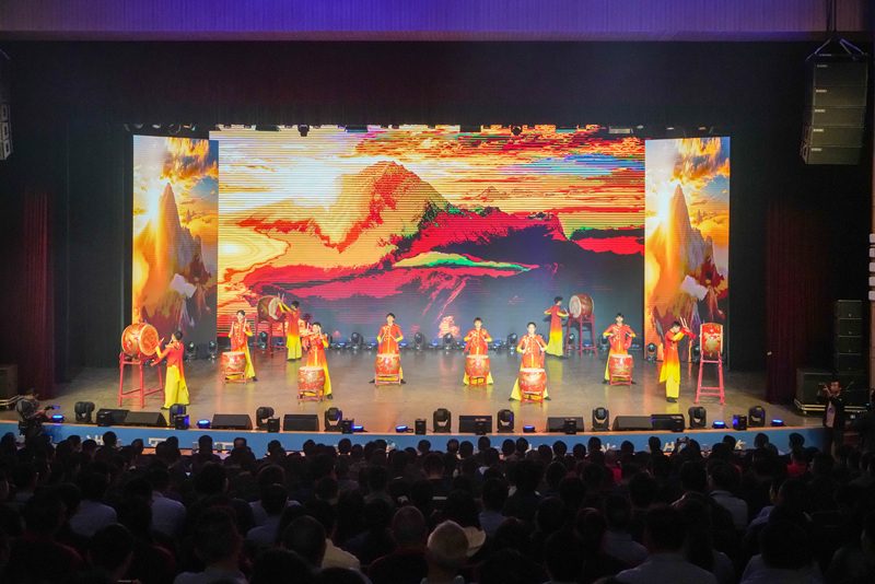 大鼓表演《中國龍》。