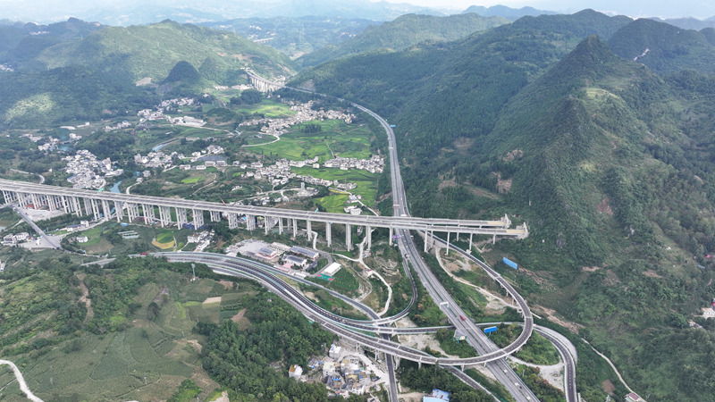 巖腳樞紐互通航拍圖。