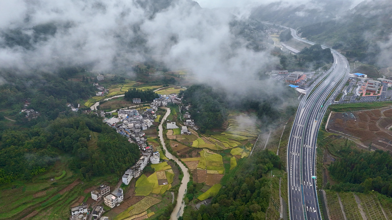 納晴高速關寨收費站。