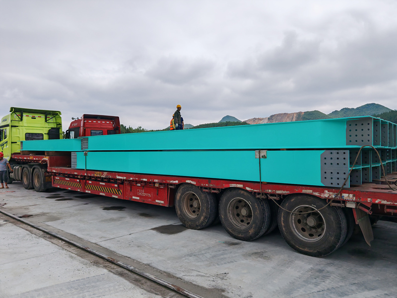 正在運輸的橋梁材料。