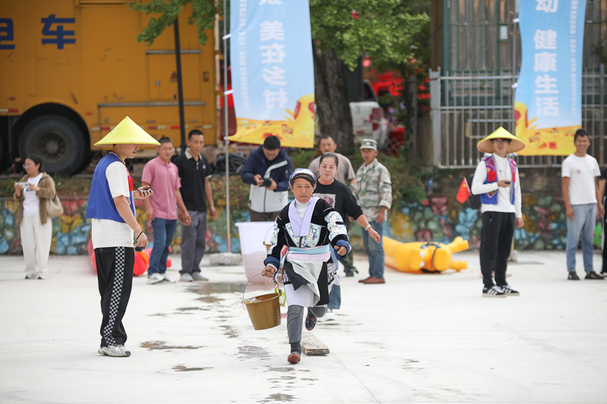 參賽人員進行農耕四項賽夏管（抗旱保苗）項目。石銀超攝