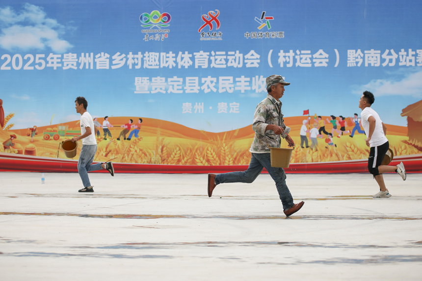 參賽人員進行農耕四項賽夏管（抗旱保苗）項目。石銀超攝