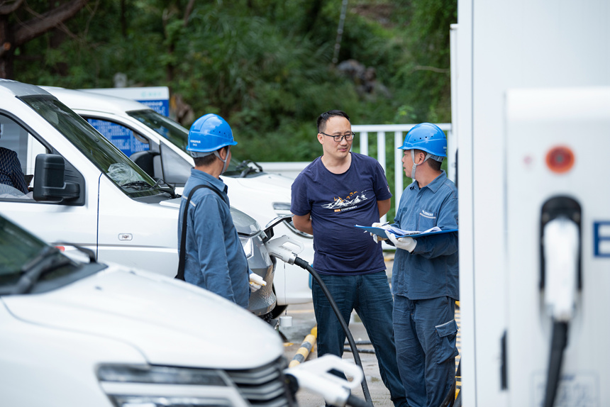 3、南方電網貴州凱里鎮遠供電局工作人員對充電樁進行全面細致檢查，并向游客宣傳安全充電知識和注意事項。楊啟志攝