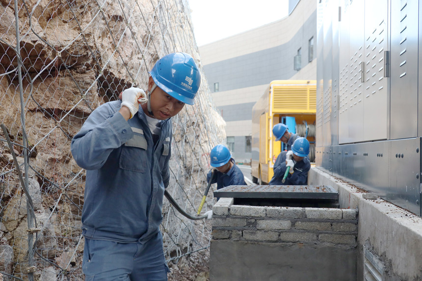 搭接應急發電車電源。