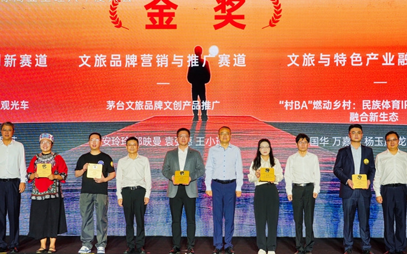 金獎項目代表上臺領獎。貴旅集團供圖