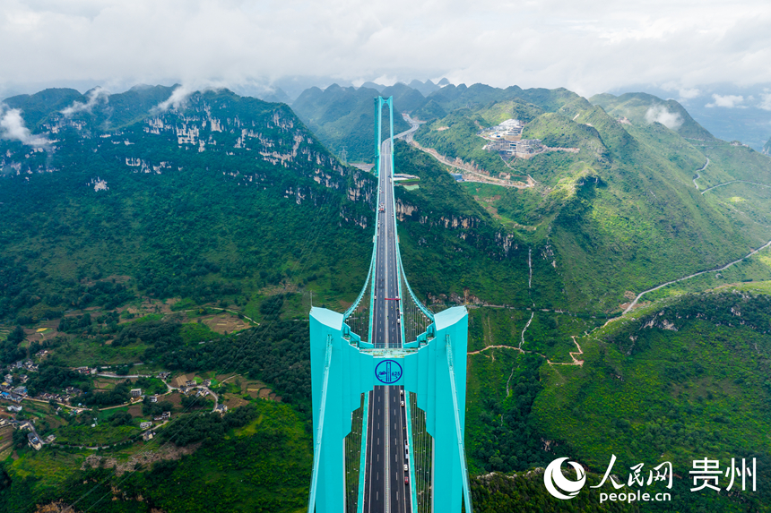 航拍“橫豎”都是世界第一的花江峽谷大橋。人民網記者 涂敏攝