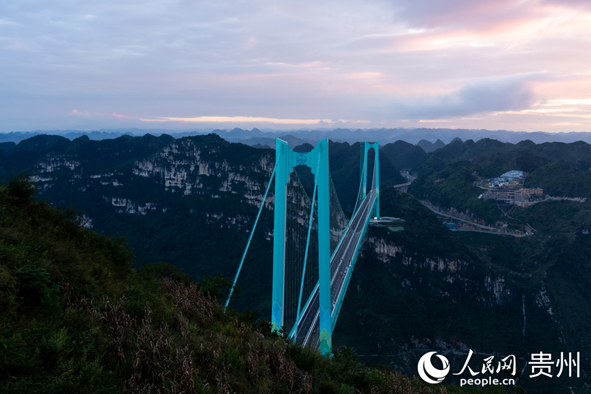 夜幕下的花江峽谷大橋。人民網記者 涂敏攝