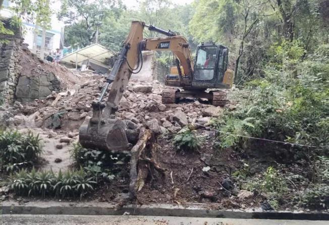 施工方對堡坎開裂下沉處進行施工。