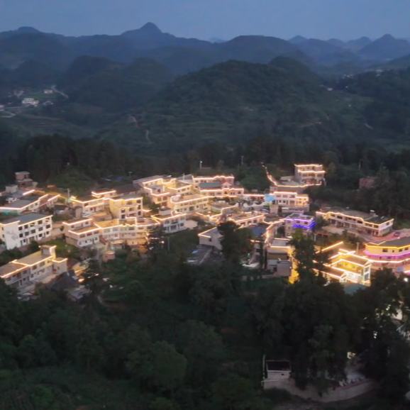 夜幕降臨，貴州省清鎮市衛城鎮上水村長田組的山坳里，篝火躍動，鼓點激昂。