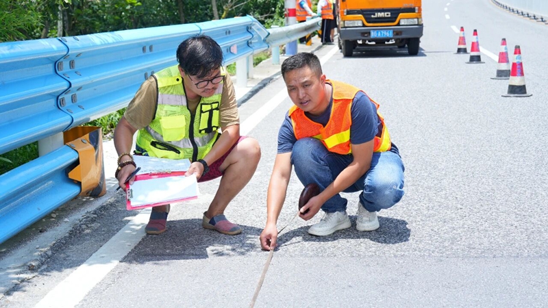 1 圖為皮慶柏(右一)測量路面病害修補尺寸.jpg