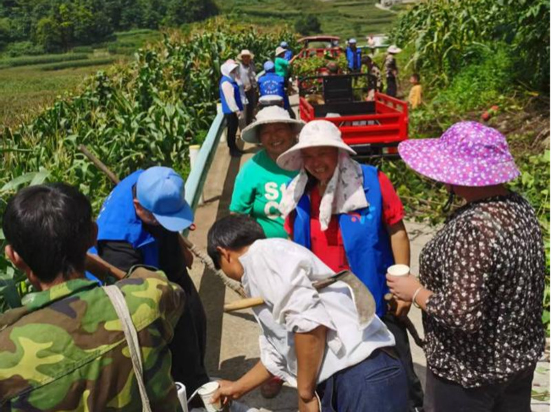 群眾自愿加入清理隊伍。陳玉祥攝