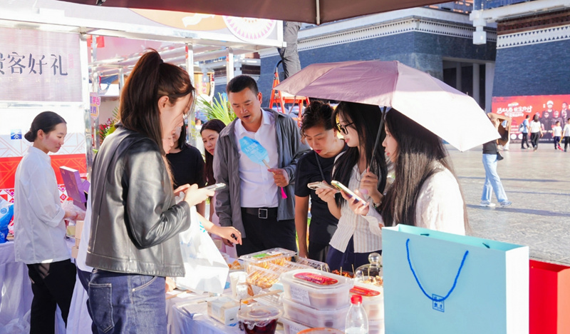 游客排隊購買貴州特產美食。貴旅集團供圖