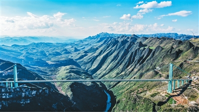 圖為9月28日拍攝的正式通車的花江峽谷大橋。