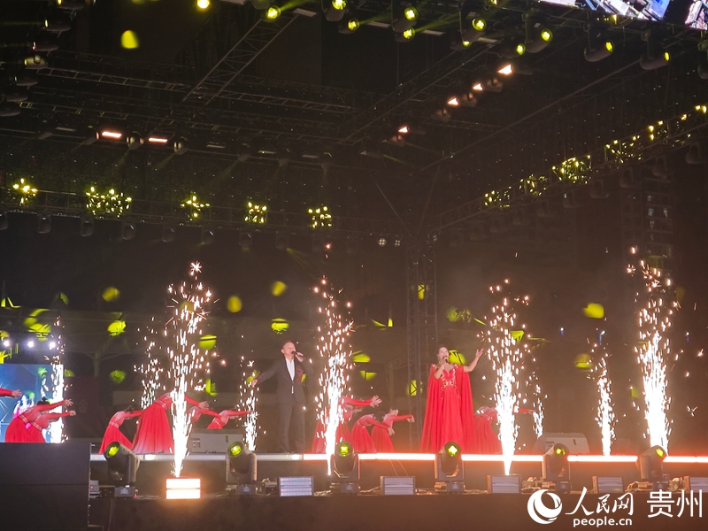 歌伴舞《錦繡前程》。人民網 黃小桃攝.jpg