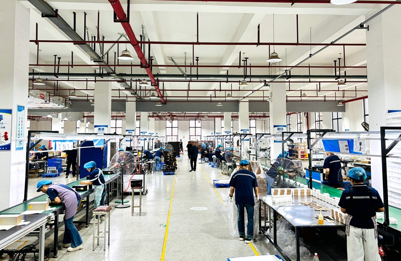 3、走進慶豐村的俊豐包材園區，生產線上，機器發出輕快而有節奏的轟鳴，工人們正在進行包裝作業。王燁 攝.jpg