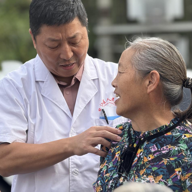 隨著東西部醫療協作持續推進，貴州省銅仁市碧江區人民醫院攜手東莞駐點幫扶醫療團隊，通過下基層開展義診服務......