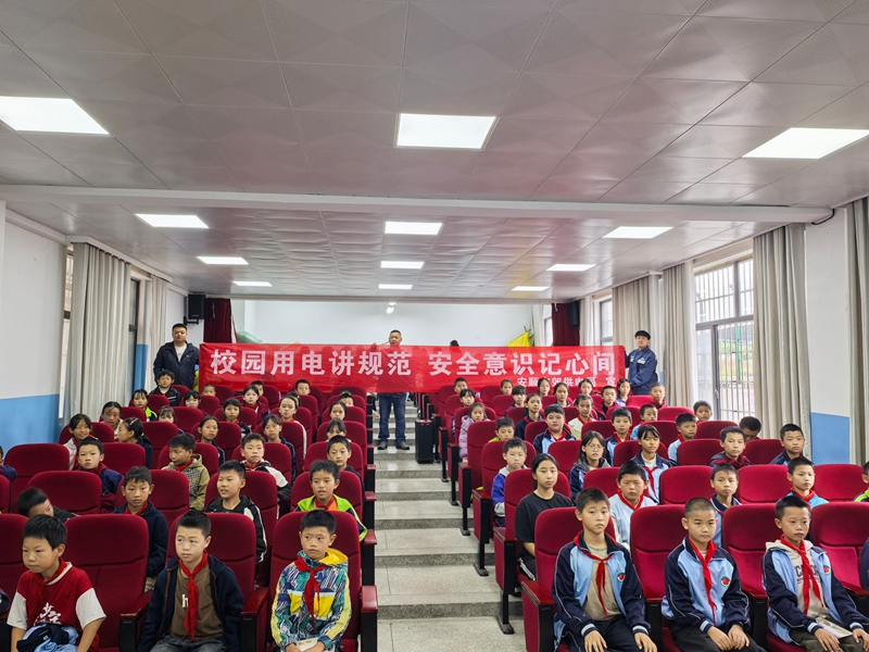 與師生們合照 (1).jpg