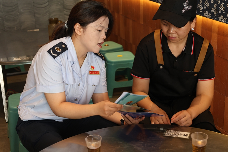 1 稅務干部到永興蝦酸牛肉館宣傳稅收政策.JPG