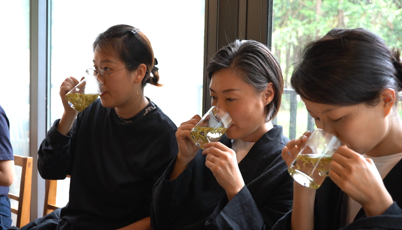 圖為學員們品嘗朵貝茶。