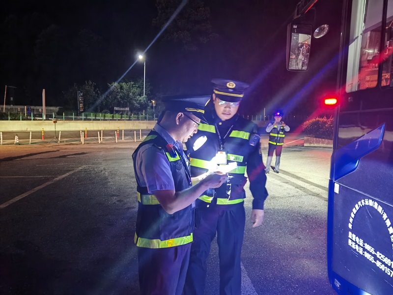 2 、大隊聯合交警部門在麻江服務區開展執法檢查。.jpg