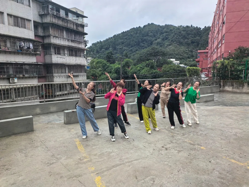 南婭社區堡坎改造后，居民在此鍛煉。