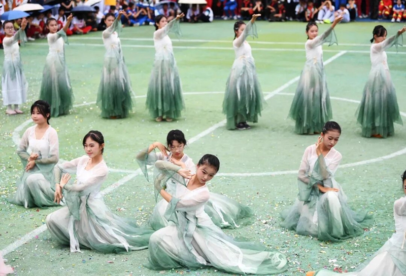 9月29日，貴陽市第十八中學第四十五屆體育藝術節開幕式節目展演現場。
