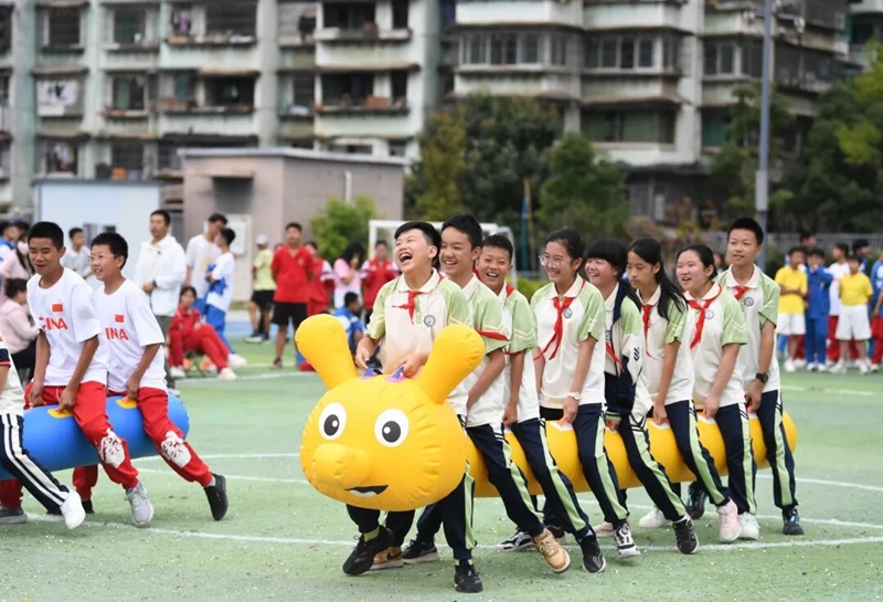 9月29日，在貴陽市第十八中學第四十五屆體育藝術節現場，師生們正進行旱地龍舟賽趣味運動比賽。