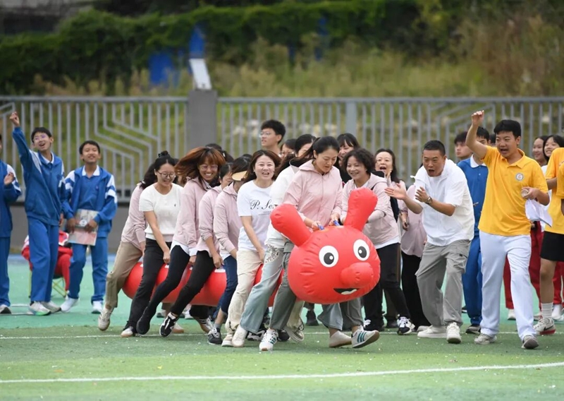 9月29日，在貴陽市第十八中學第四十五屆體育藝術節現場，師生們正進行旱地龍舟賽趣味運動比賽。