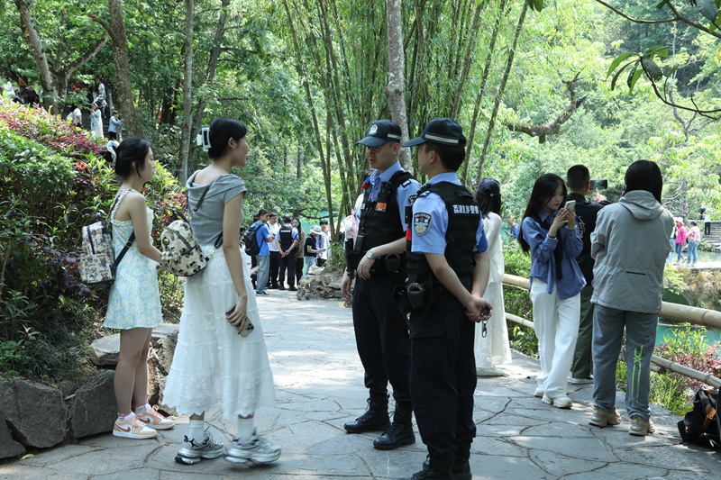 1 小七孔景區巡邏工作人員耐心解答游客詢問