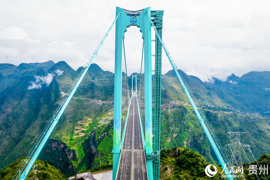  航拍花江峽谷大橋上的觀光電梯及“云端咖啡廳”。人民網記者 涂敏攝