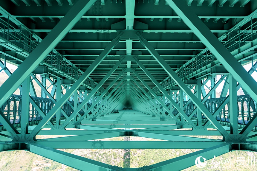 花江峽谷大橋內部的鋼結構。人民網記者 涂敏攝