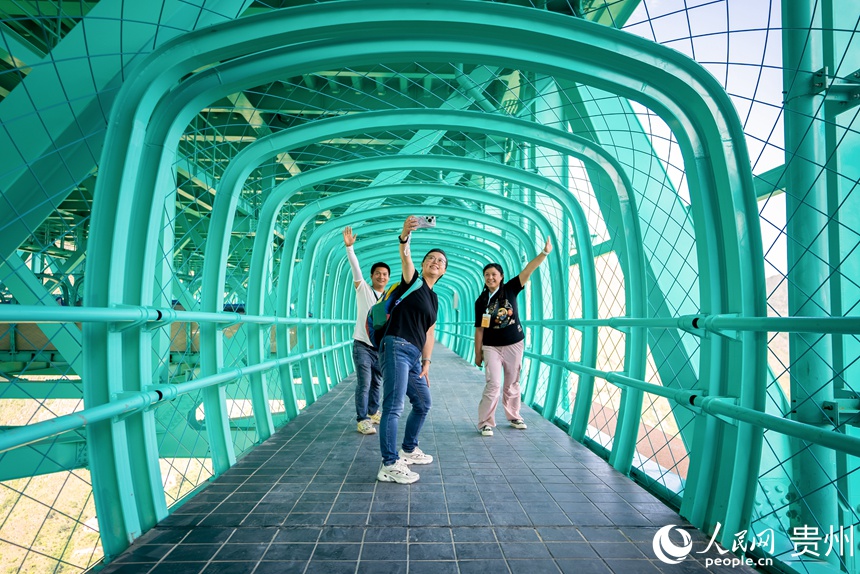 參觀者在大橋觀光廊道上打卡拍照。人民網記者 涂敏攝