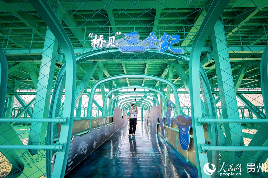 參觀者在大橋觀光廊道上的化石科普區打卡拍照。人民網記者 涂敏攝