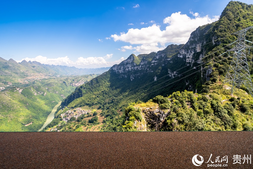 花江峽谷大橋上的極限競速跑道，游客可在此感受“天際線運動”的獨特魅力。人民網記者 涂敏攝