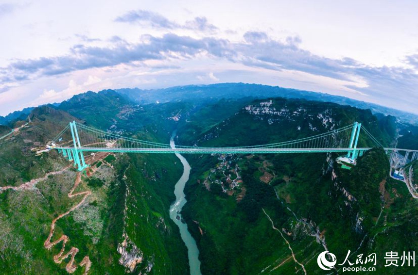 航拍花江峽谷大橋。人民網記者 涂敏攝