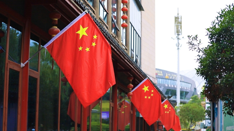 2、大街小巷被鮮艷的“中國紅”包裹，成為城市最美的底色。