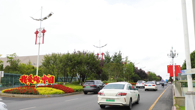 4、大街小巷被鮮艷的“中國紅”包裹，成為城市最美的底色。