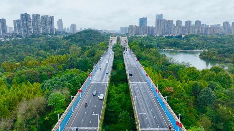 5、大街小巷被鮮艷的“中國紅”包裹，成為城市最美的底色。