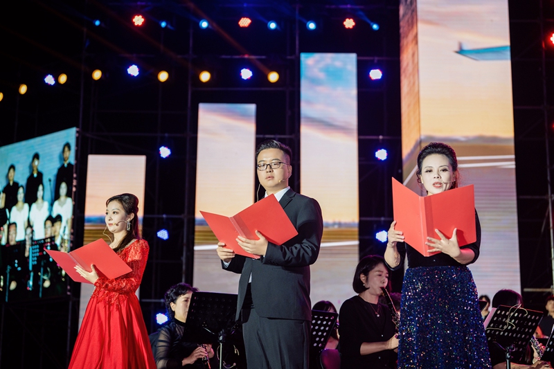 合唱《我和我的祖國》。