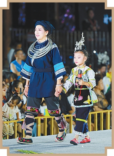 貴州凱里苗侗風情園內，村民身著民族服飾走秀。