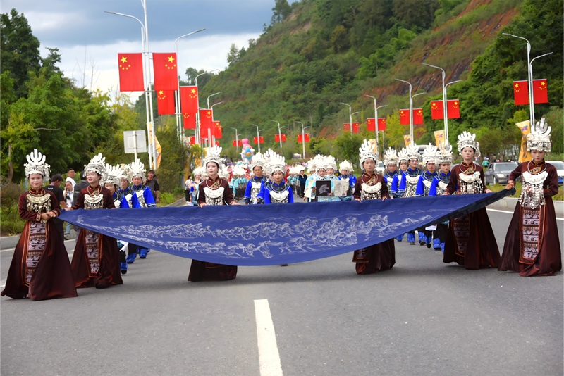 貴州水族馬尾繡方隊。