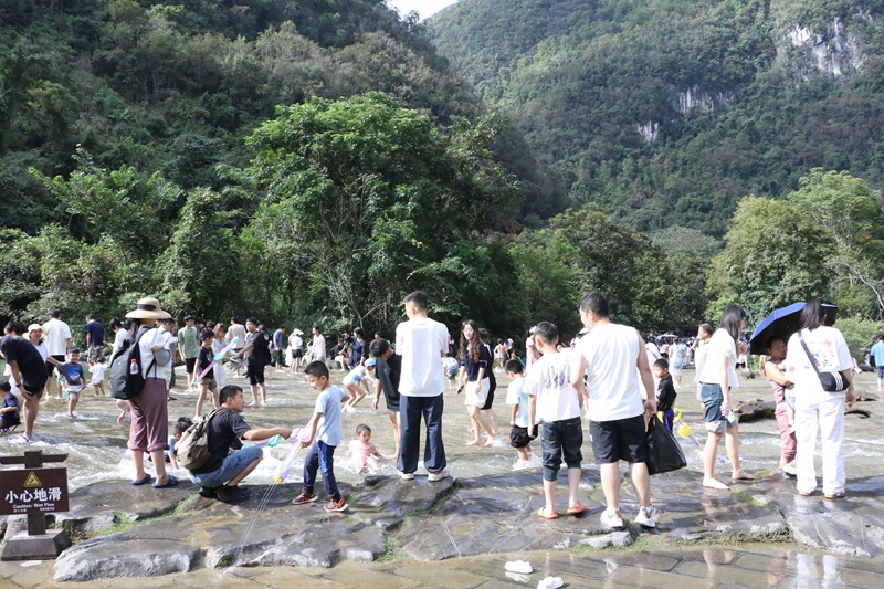 2 翠谷瀑布游客玩水