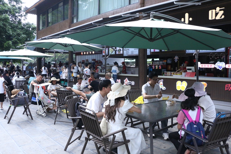 7 游客商店門口就餐