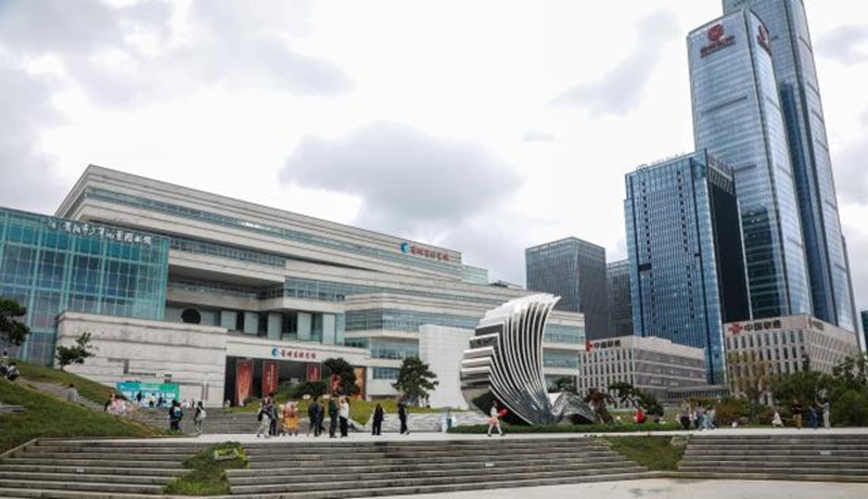 1、省內外游客陸續來到觀山湖。