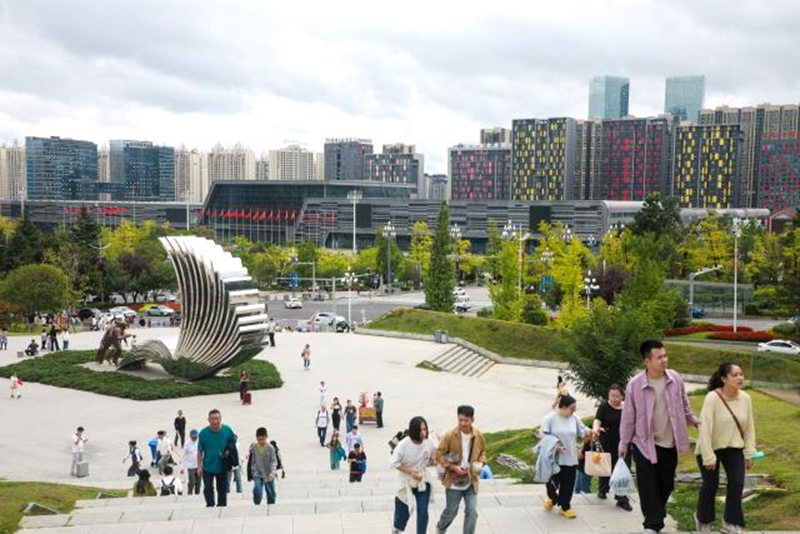 2、省內外游客陸續來到觀山湖。