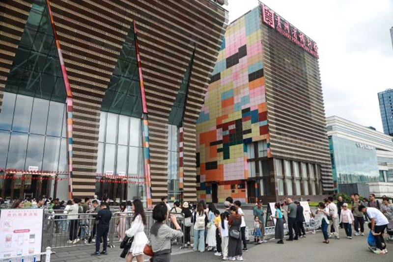 3、游客有序排隊進入貴州省博物館。