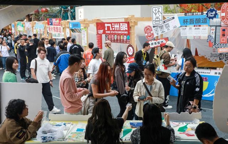 6、游客在阿云朵倉品味精釀，享受愜意假期。