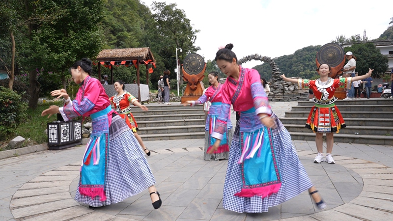 古寨廣場民族舞蹈。